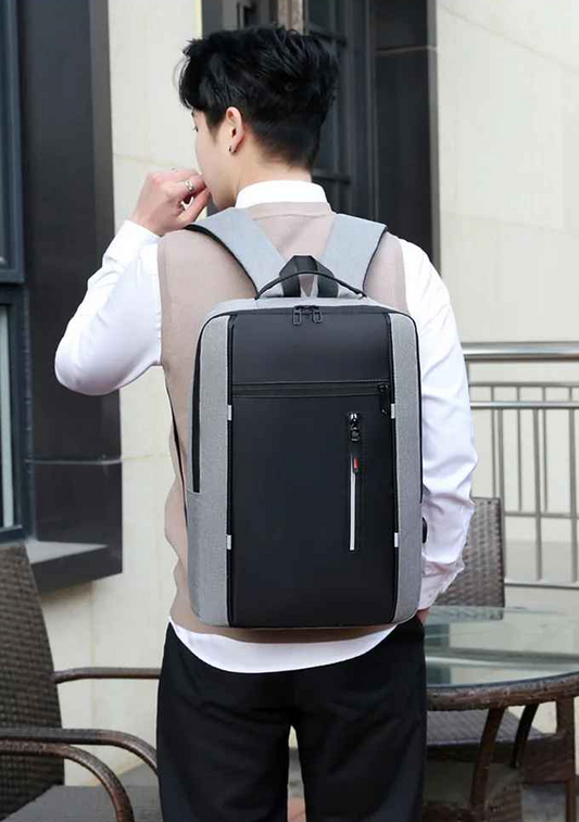 sac de voyage gris sur dos garcon